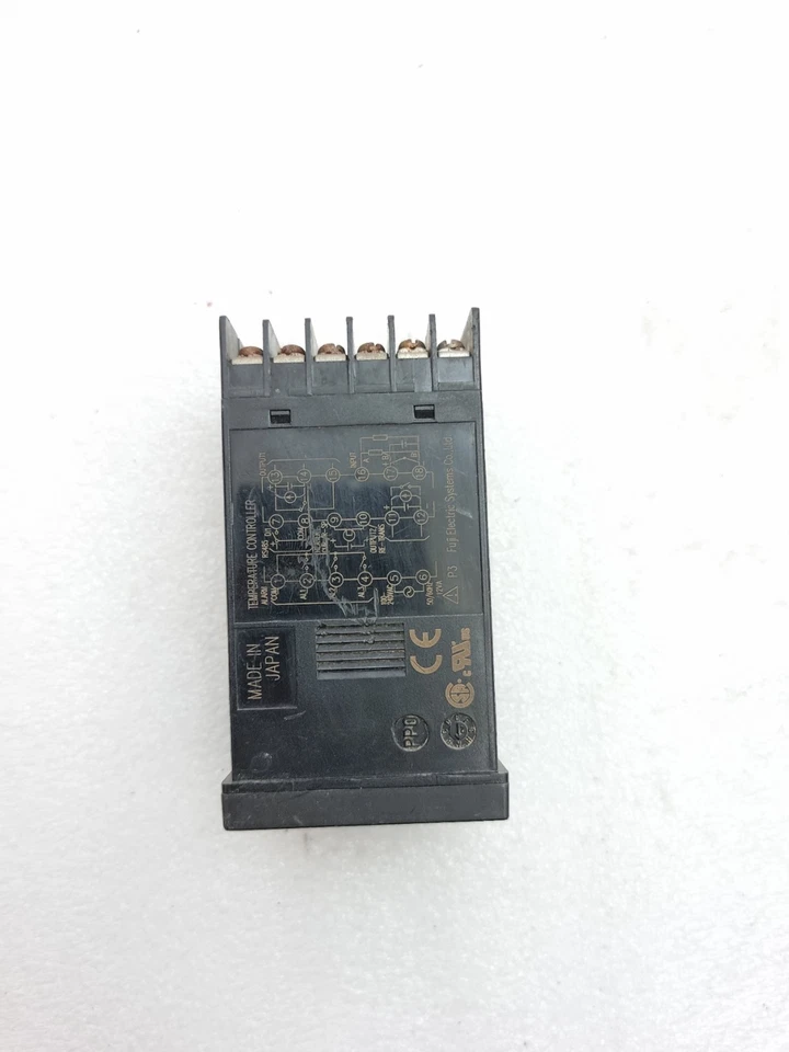 Fuji Electric PXR4TAY1-1V070 Temperature Controller 100-240Vac 50/60Hz 12VA